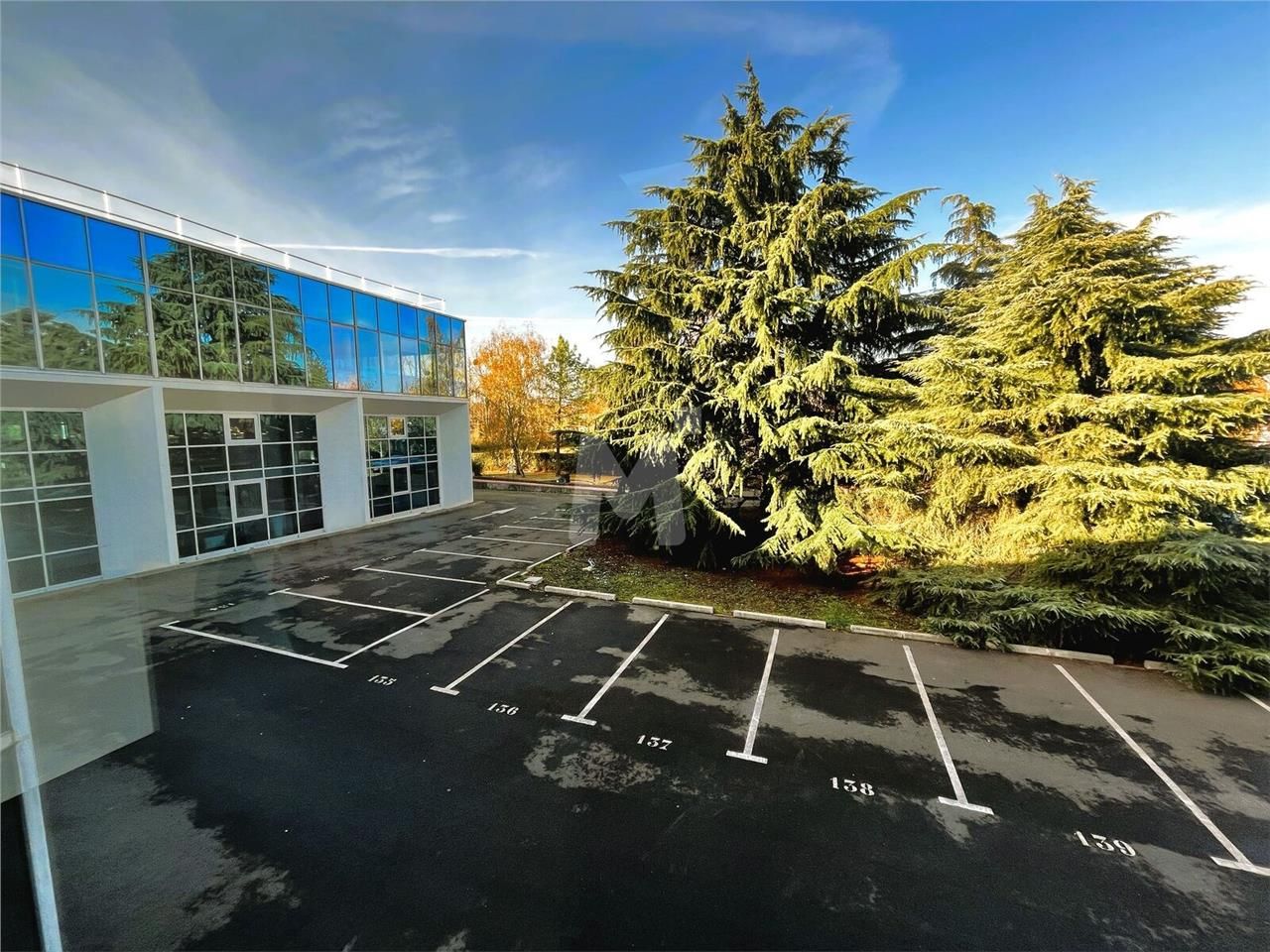 Dans un ensemble immobilier clos situé à proximit