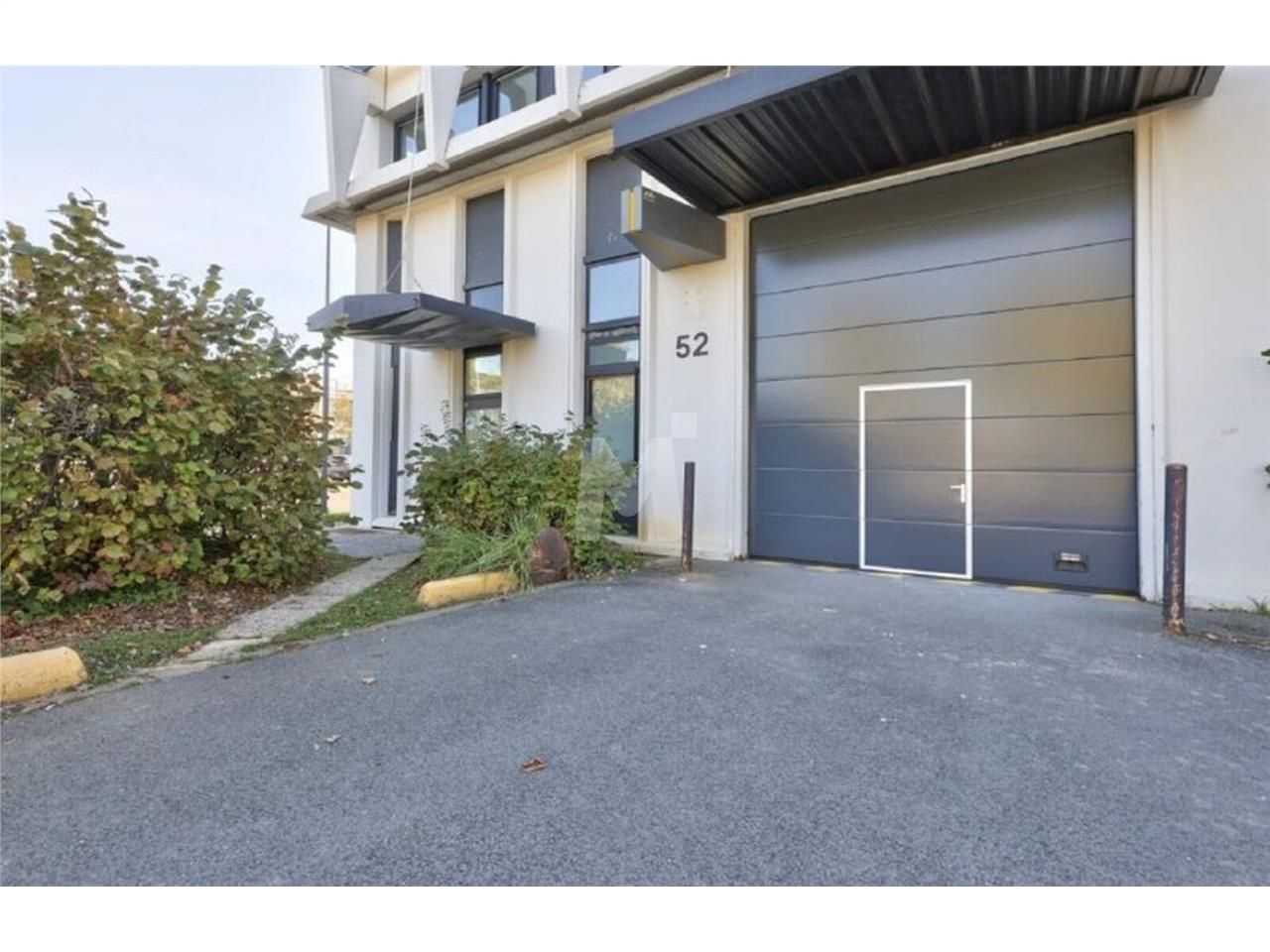 En façade de l'Autoroute A6 et à proximité de la 