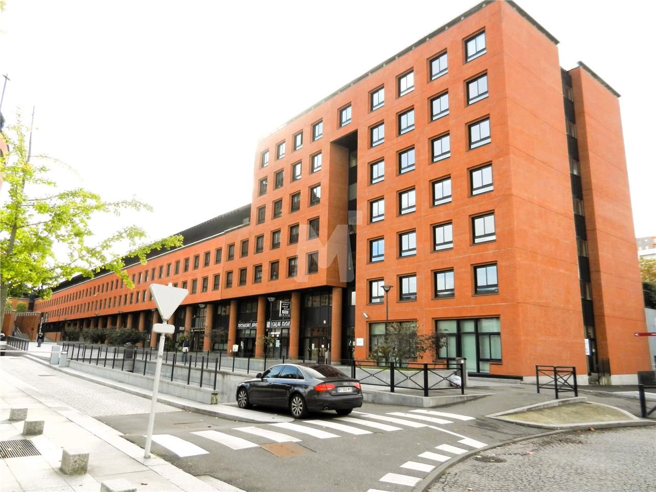 A proximité immédiate de la gare RER D d'Evry-Cou