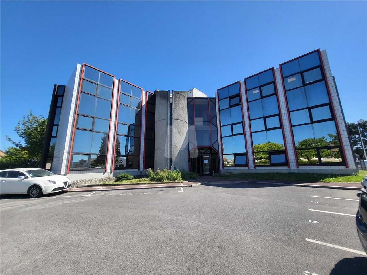 A proximité de la N 104 (échangeur à 200 m) , dan