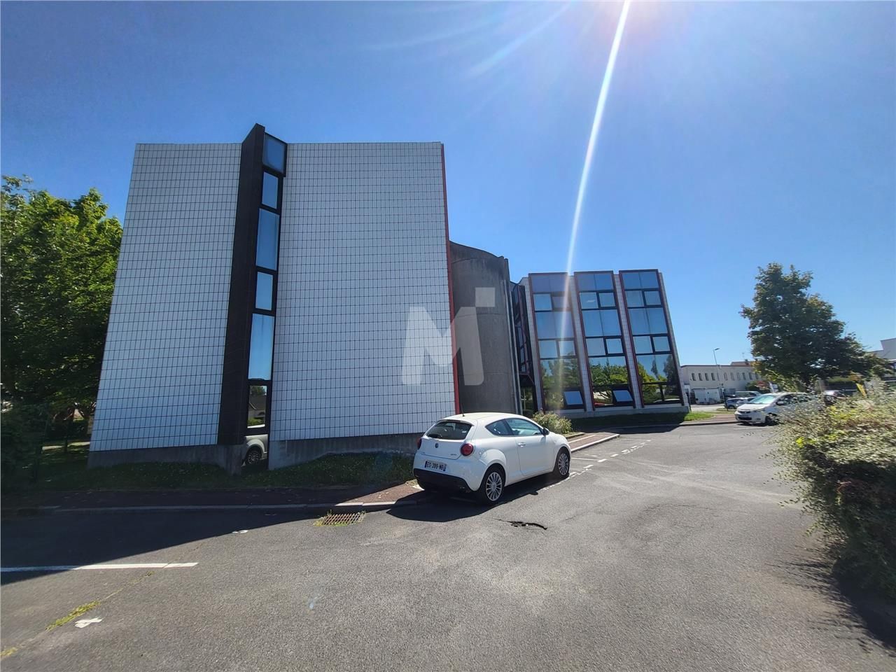 A proximité de la N 104 (échangeur à 200 m) , dan