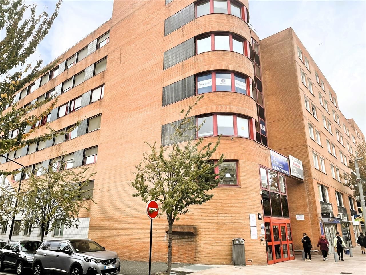 Face à la gare d'Evry-Courcouronnes et au pied de