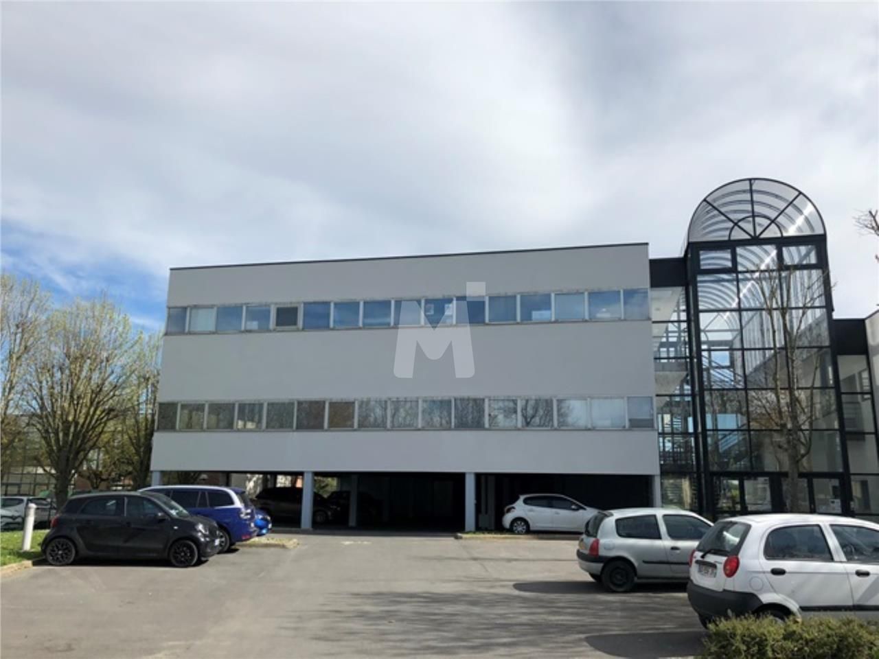 Dans un immeuble de standing bénéficiant d'un pat