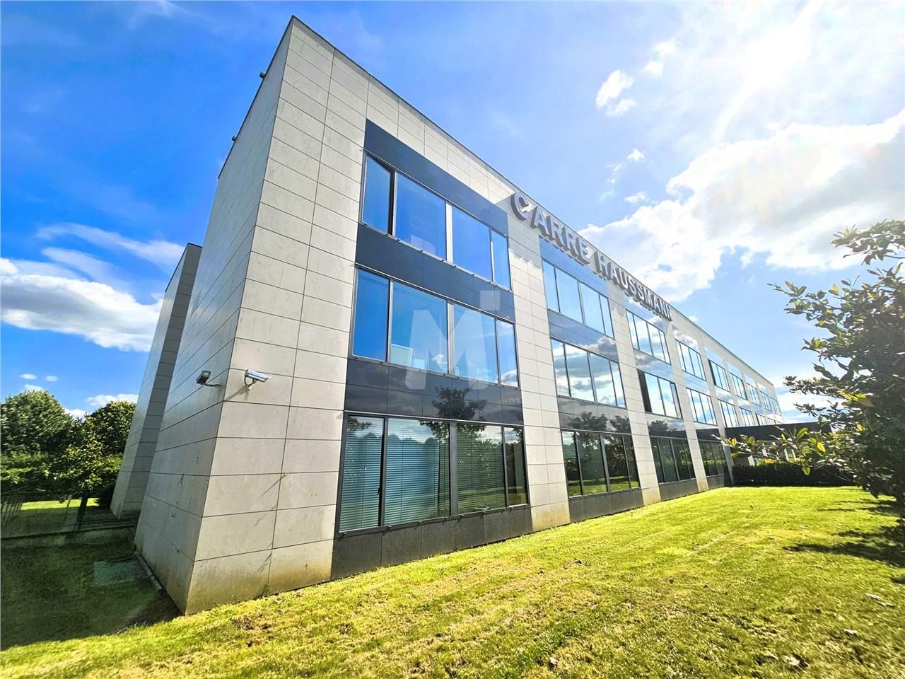 Nous vous proposons à la location, dans un immeub