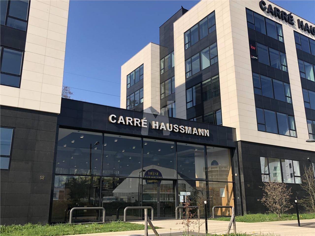 Dans un immeuble de bureaux de bon standing, nous