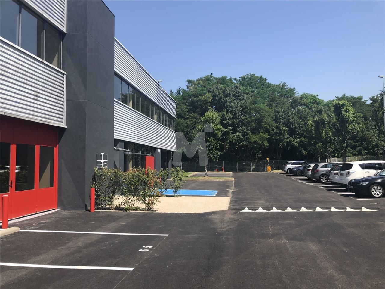 Au coeur d'un site clos et végétalisé, dans un pr