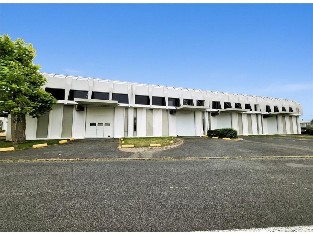 En façade de l'A6 et à proximité de la N104 (Fran