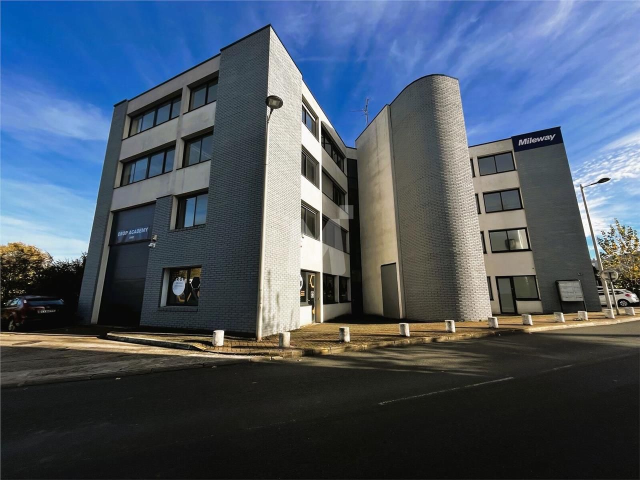 Dans un parc entièrement clos situé en façade de 