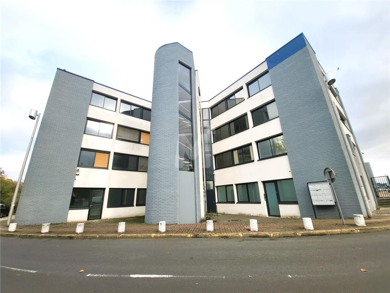 Dans un parc entièrement clos situé en façade de 