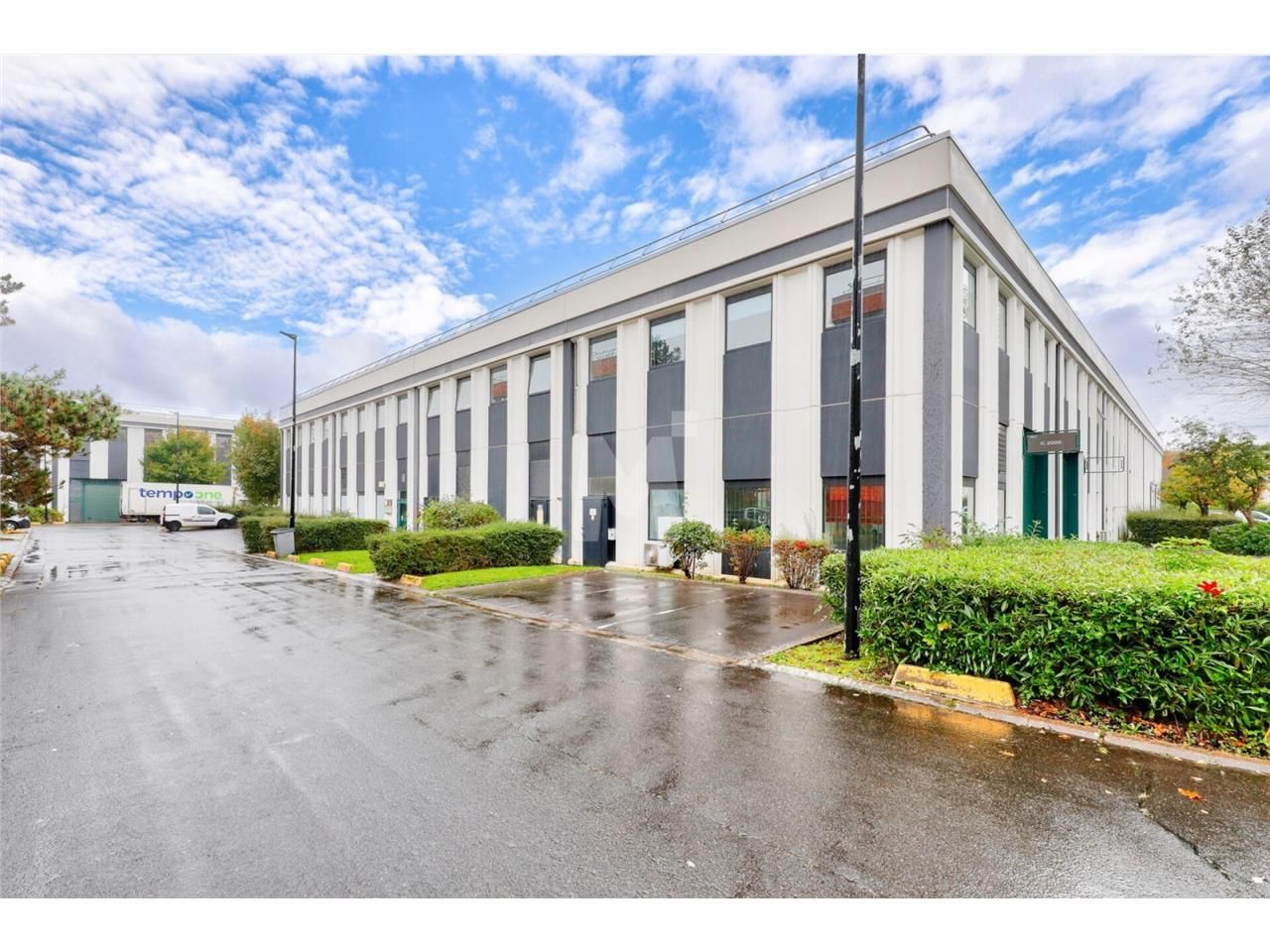 Dans un parc d'activité comprenant 4 bâtiments, n