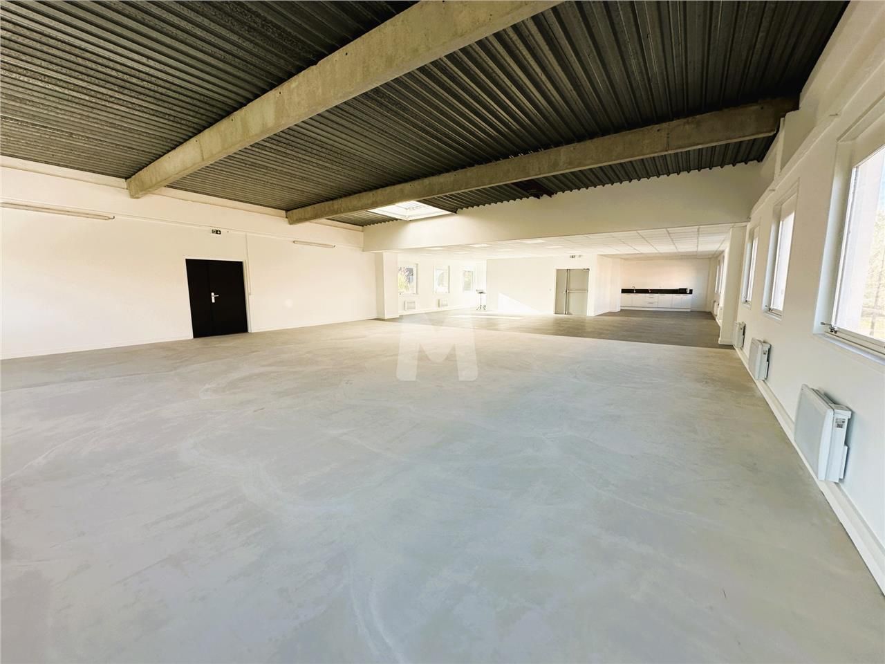 Dans un parc d'activité comprenant 4 bâtiments, n