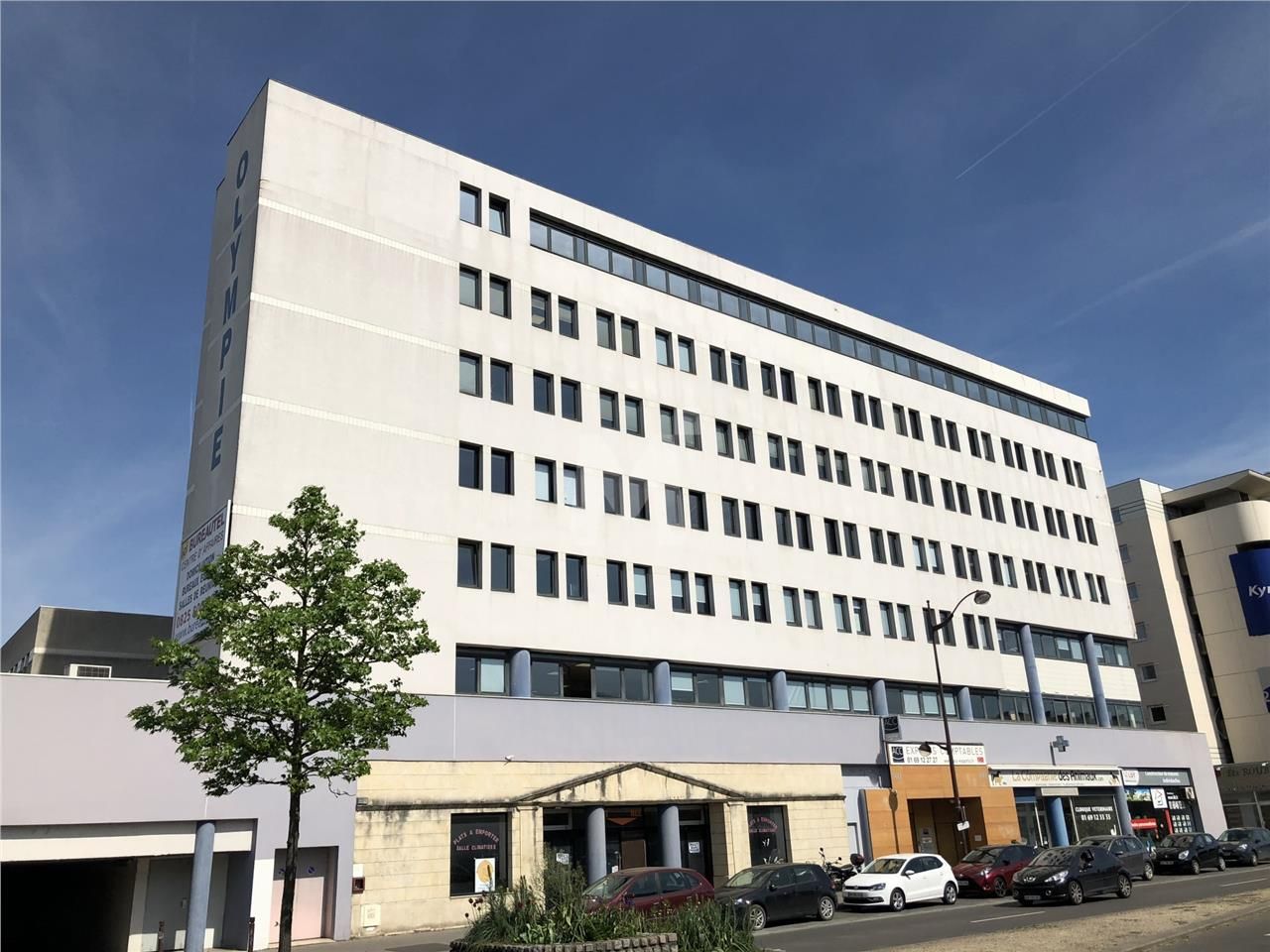 A proximité immédiate de gare RER D de Viry Chati