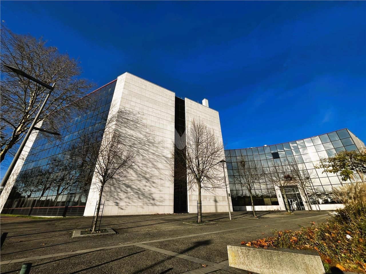 A proximité de l'autoroute A6 et de la Francilien