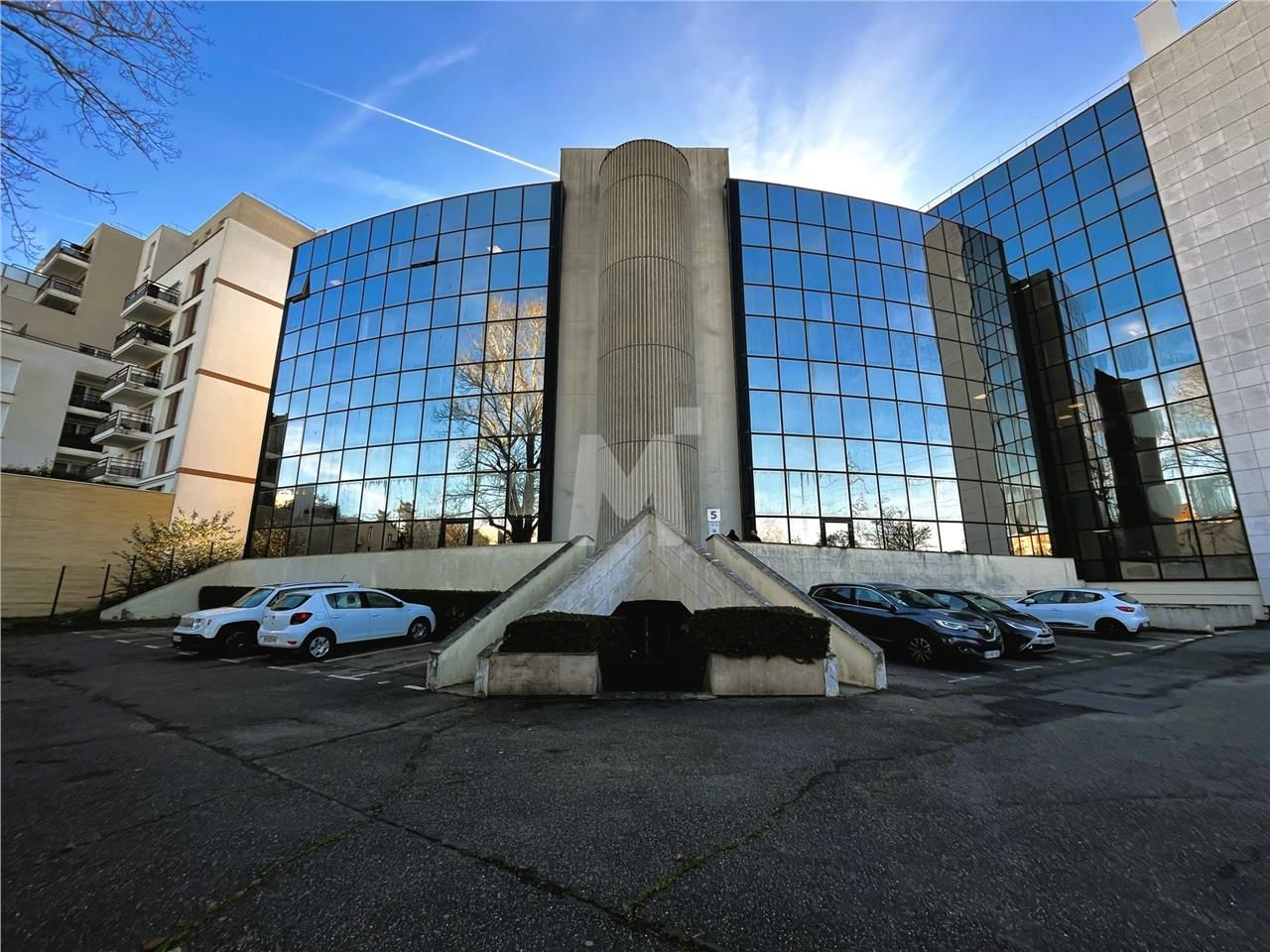 A proximité de l'autoroute A6 et de la Francilien