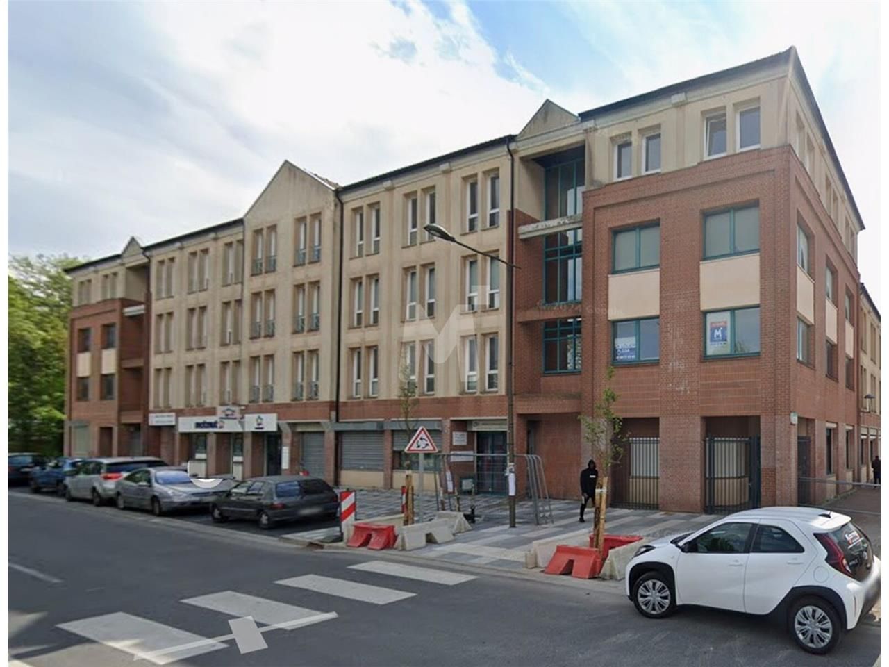 A proximité immédiate de la gare RER D de Savigny