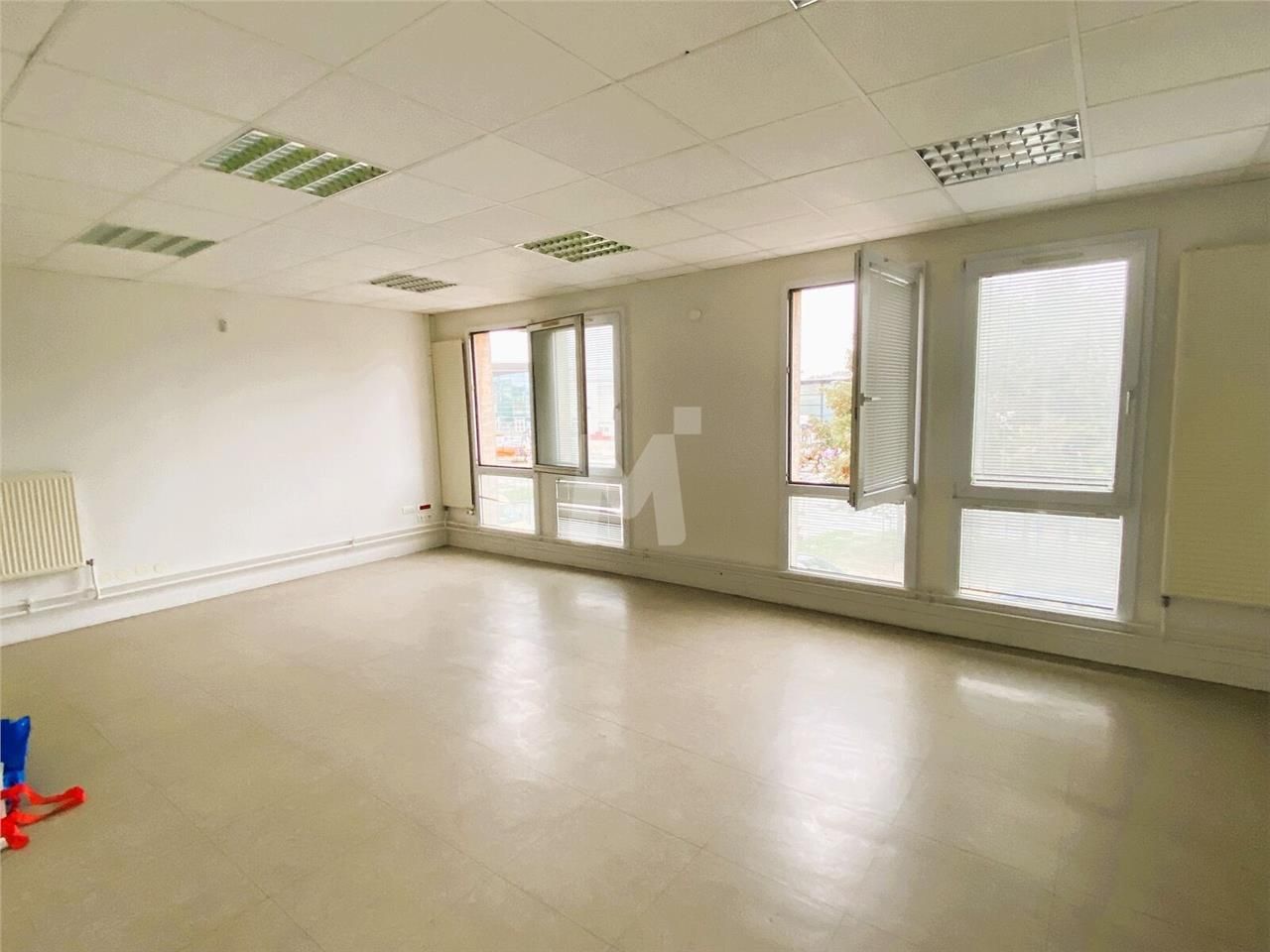 A proximité immédiate de la gare RER D de Savigny