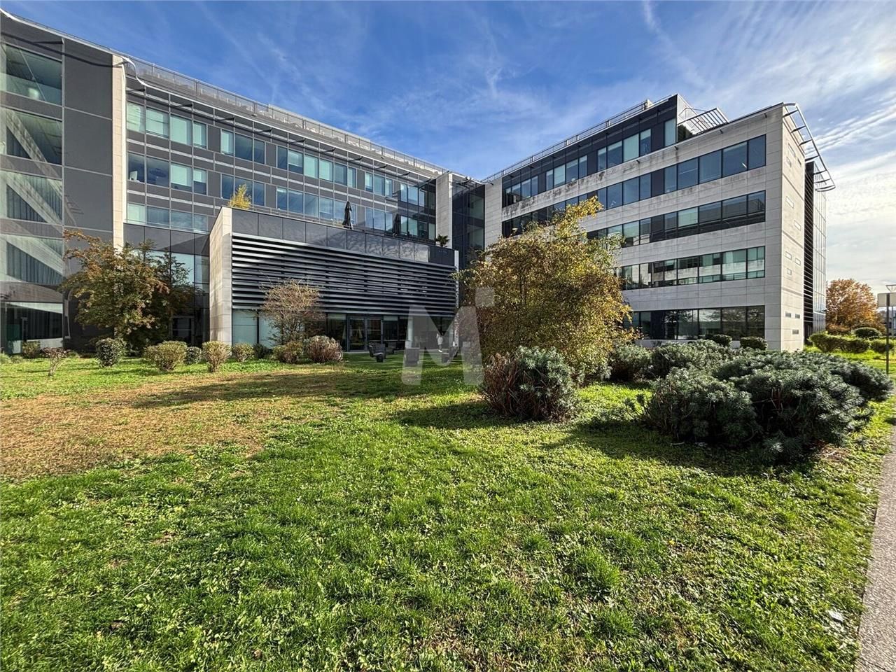 A proximité de l'autoroute A6 et de la Nationale