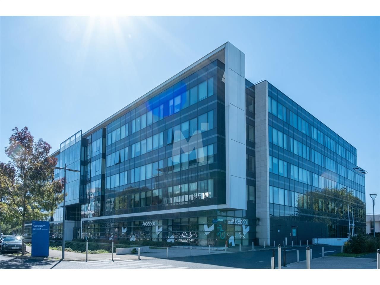 A proximité de l'autoroute A6 et de la Nationale