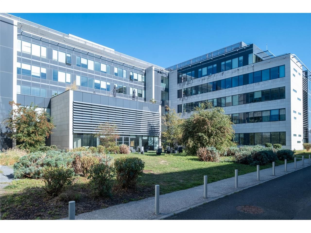 A proximité de l'autoroute A6 et de la Nationale