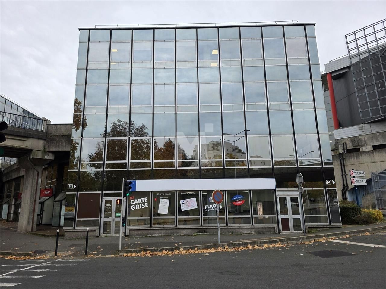 Dans un immeuble proche du tribunal et du Centre 