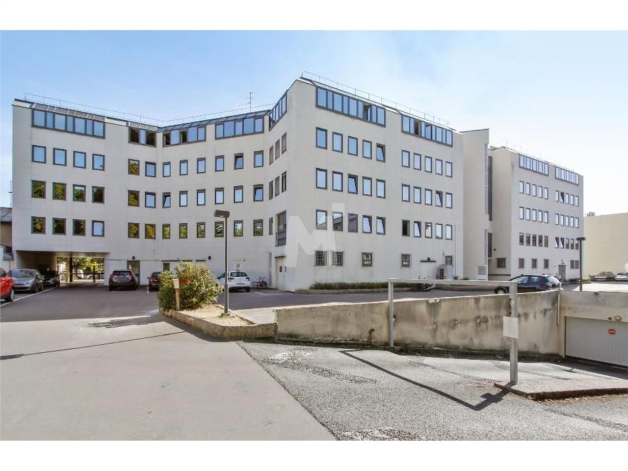 Situé à 400 m à pied de la gare SNCF et bénéficia