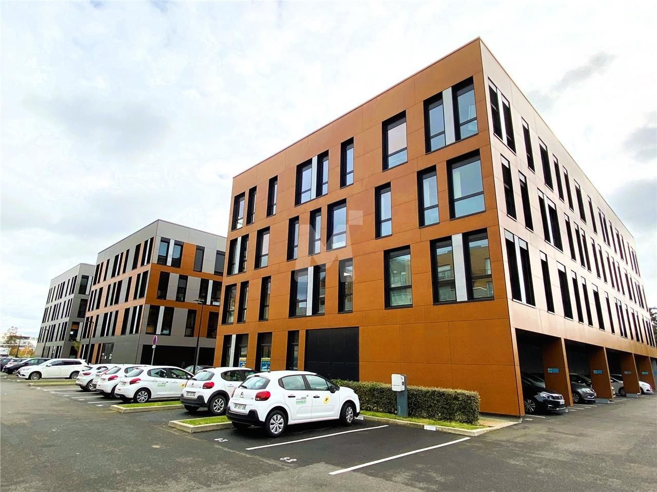 A proximité de l'autoroute A5 et de la Nationale 