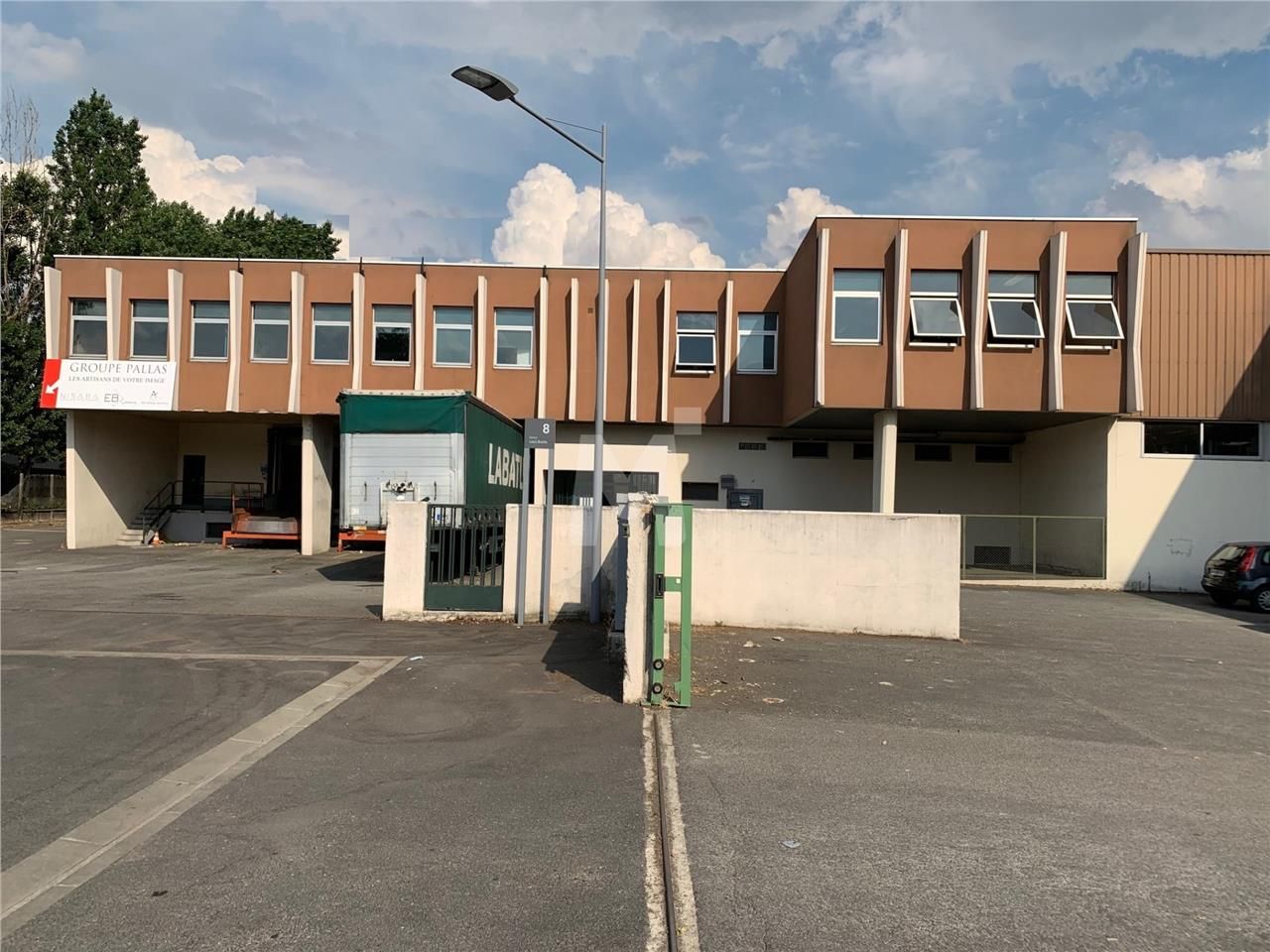 A proximité de l'autoroute A6 et de la Nationale