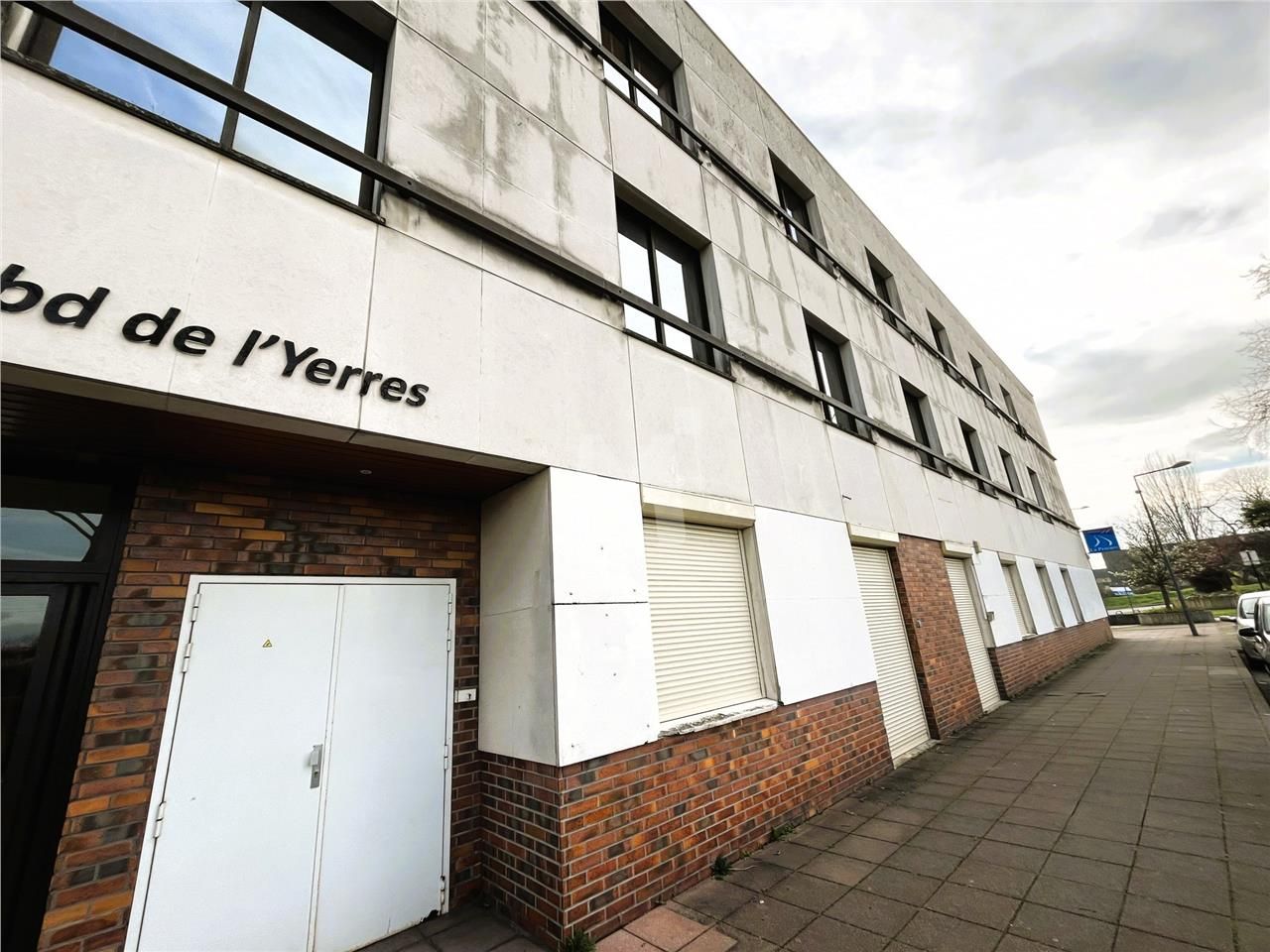 Dans un immeuble en R+2 bénéficiant d'un accès ai