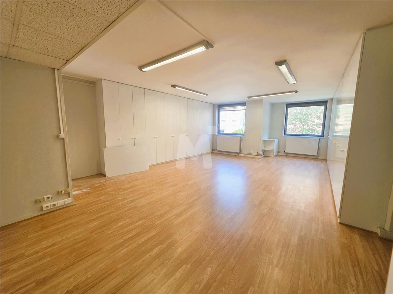 En face du Centre Commercial Evry II, et à proxim