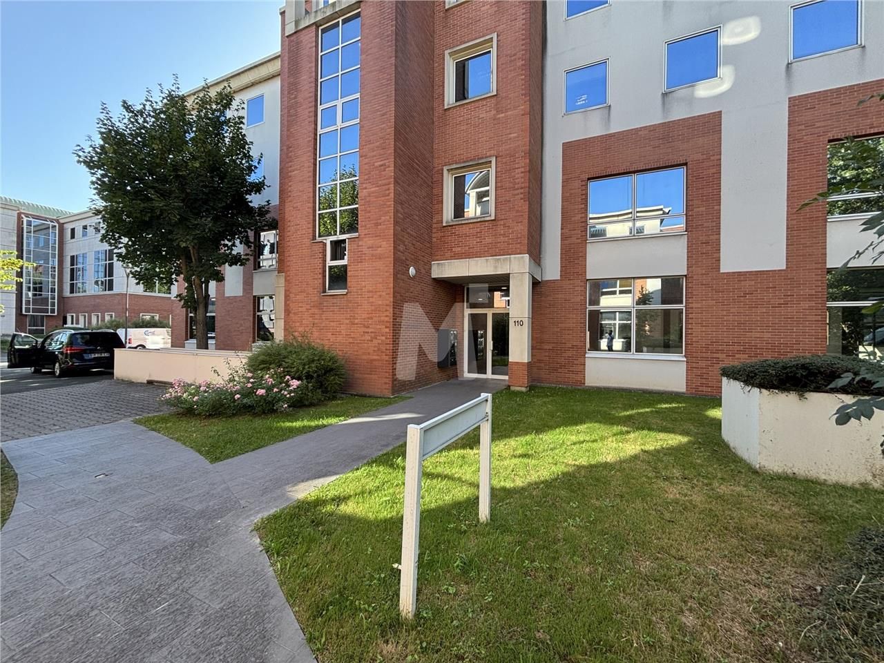 A proximité du Min de Rungis, dans un parc d'acti