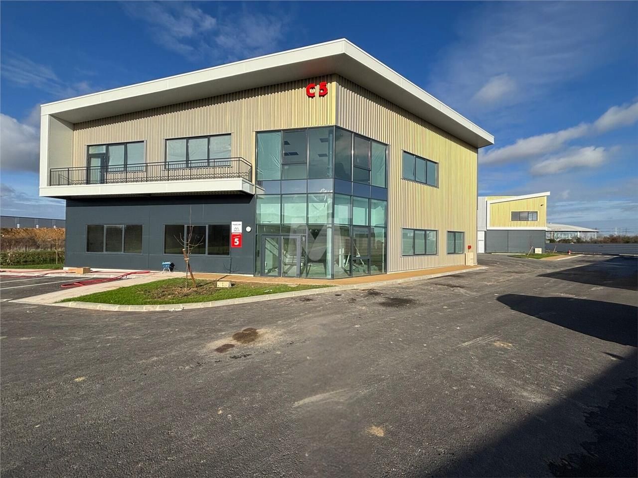 A proximité immédiate de l'autoroute A10, au coeu