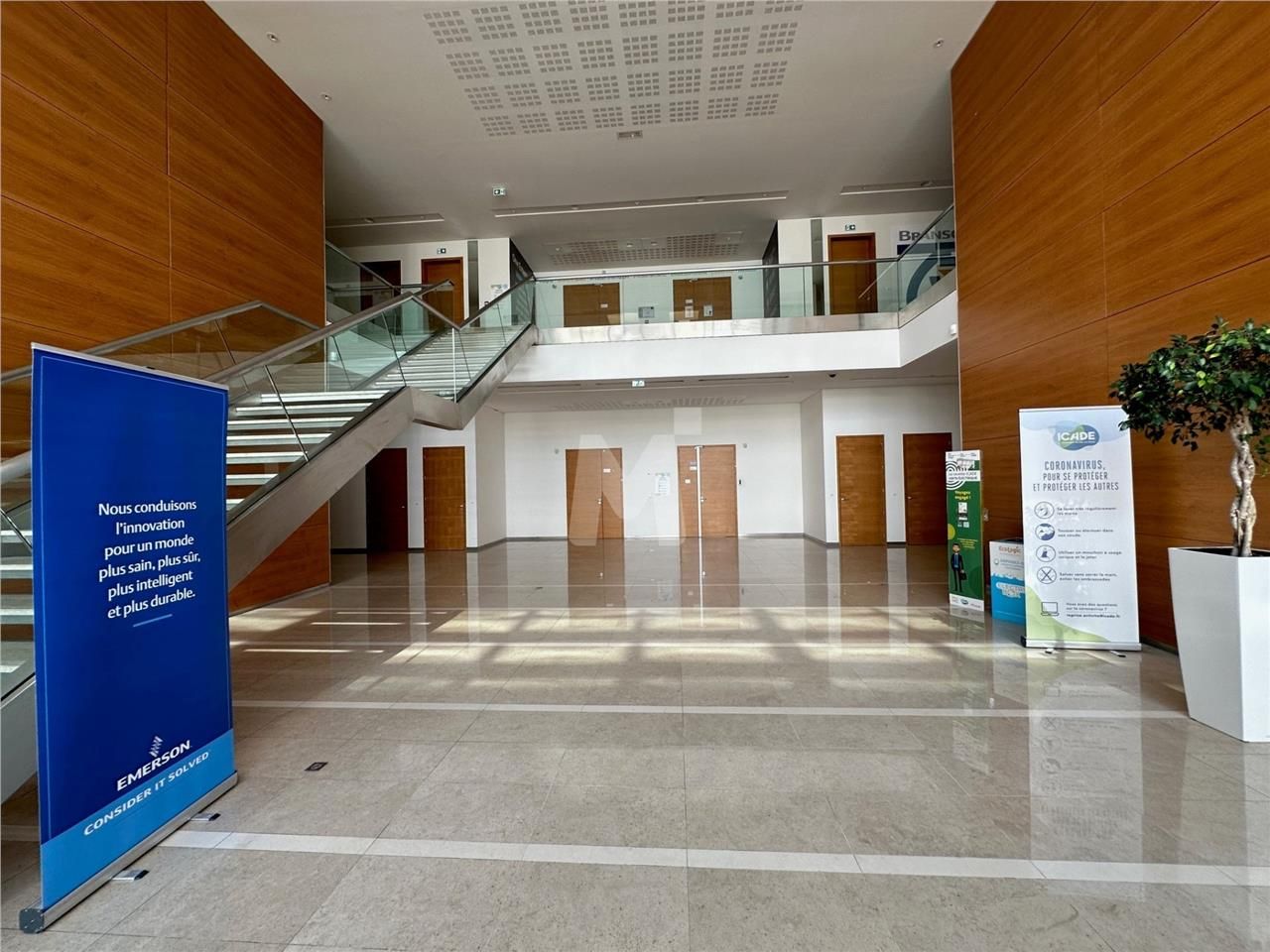 Au carrefour des autoroutes A6/A86/A106 dans un p