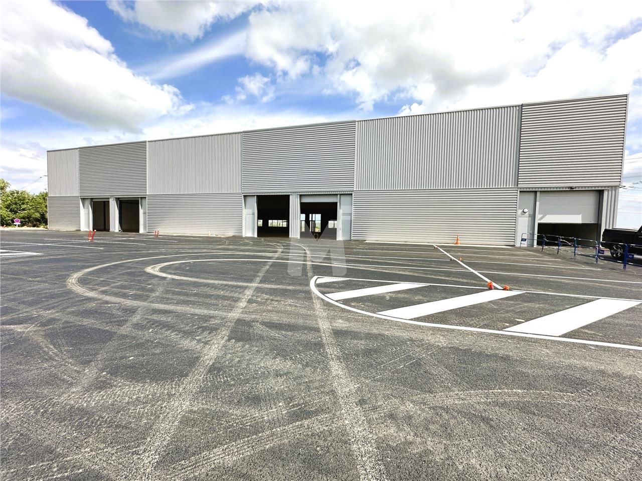 A proximité immédiate de l'autoroute A10, au coeu