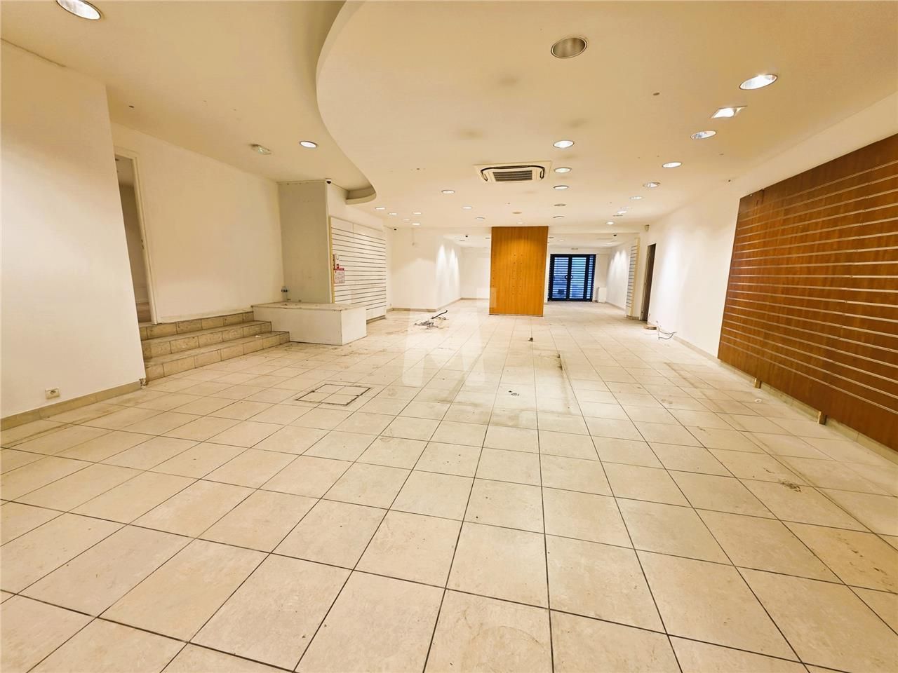 Idéalement situé en plein coeur du centre-ville d