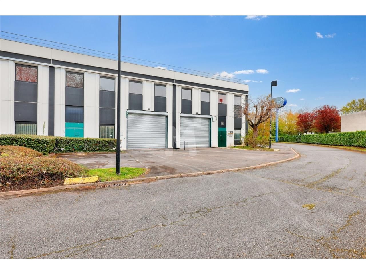 Idéalement situé  à proximité des autoroutes A86,