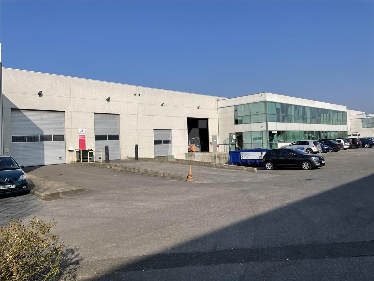 Bénéficiant d'une excellente desserte routière (a