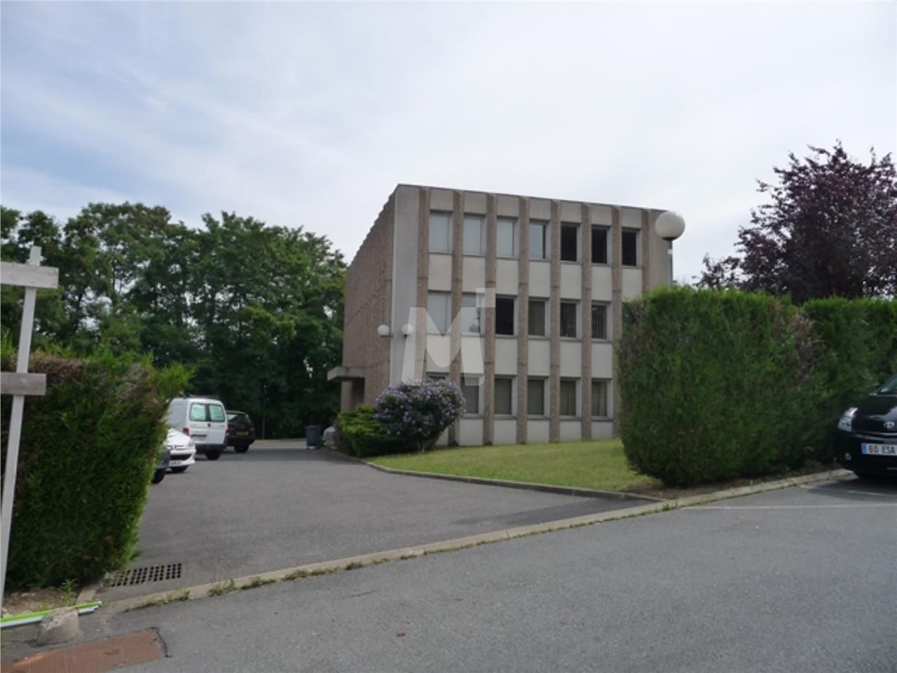 Proche des autoroutes A126 et A10, et de la Natio