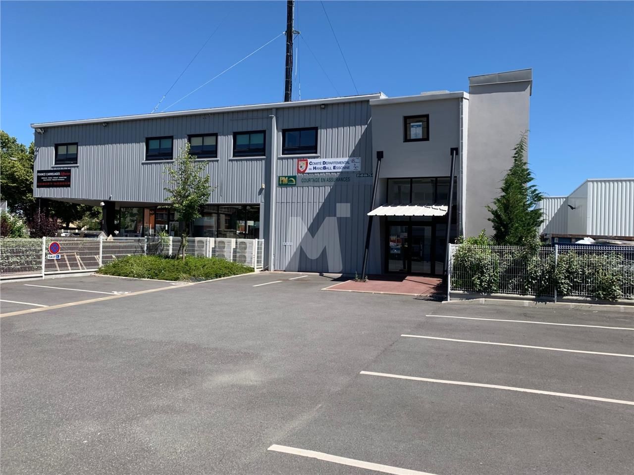 Près de l'autoroute A6 et de la francilienne (N10