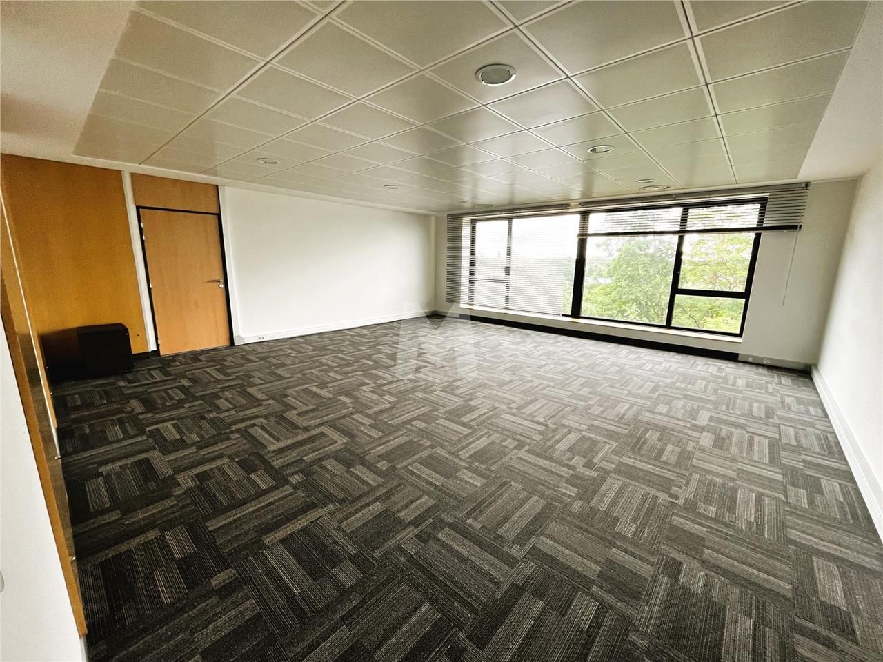 Dans un immeuble de bureaux de grand standing rép