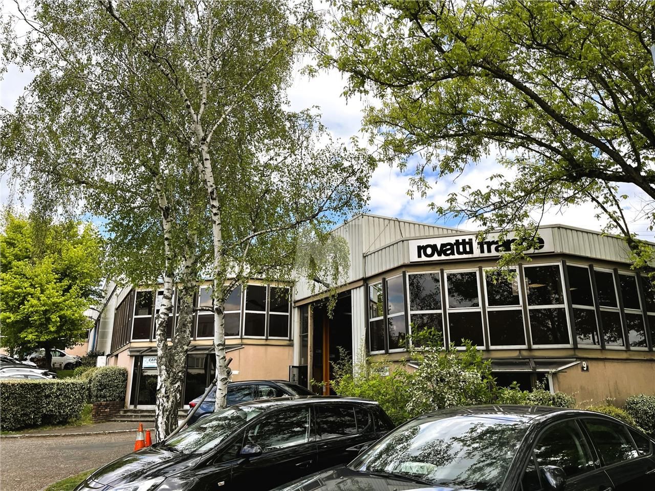 Situé dans le parc d'activité Les Glaises à Palai