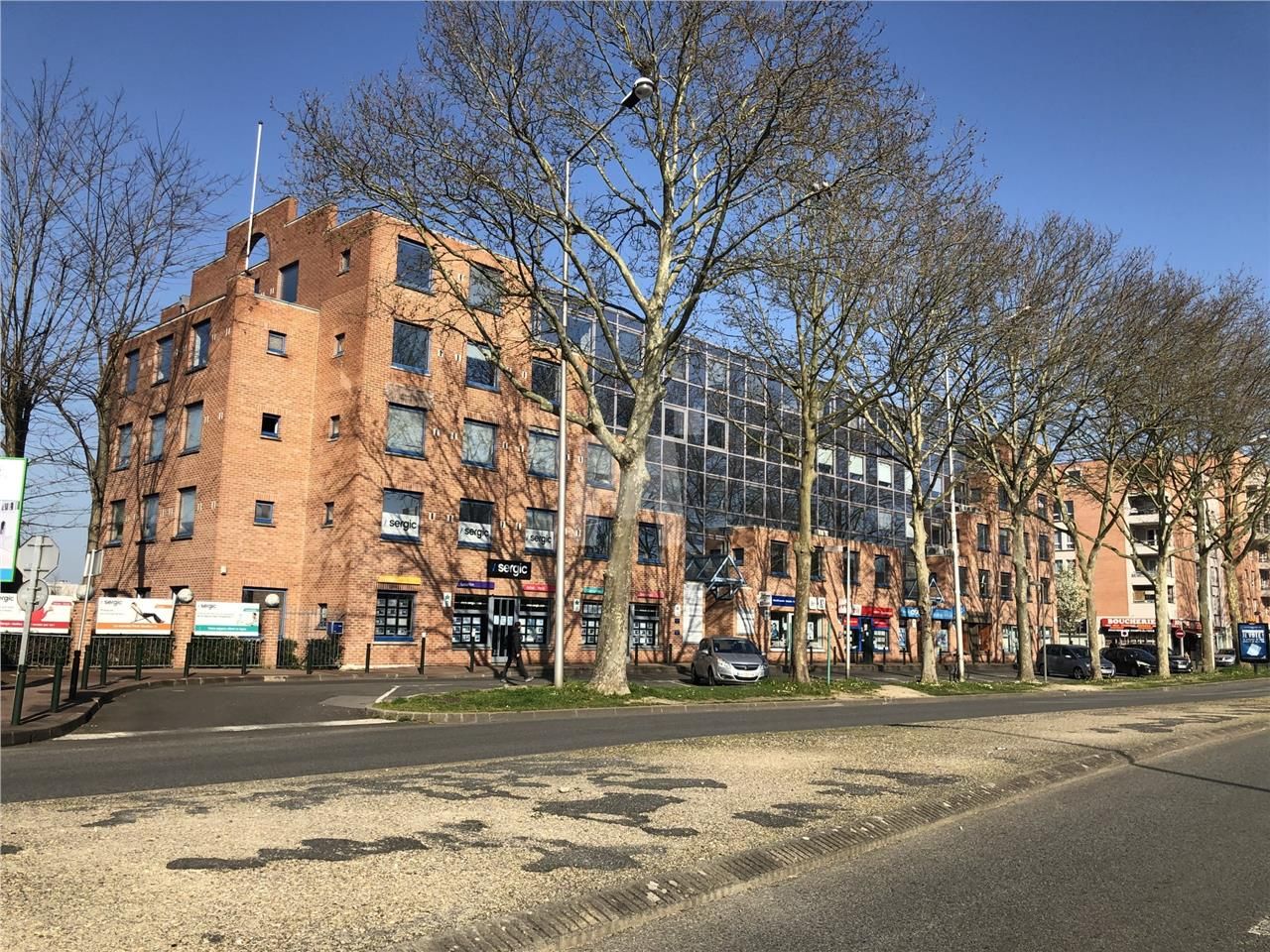 En face du Centre Commercial Evry II et la gare R