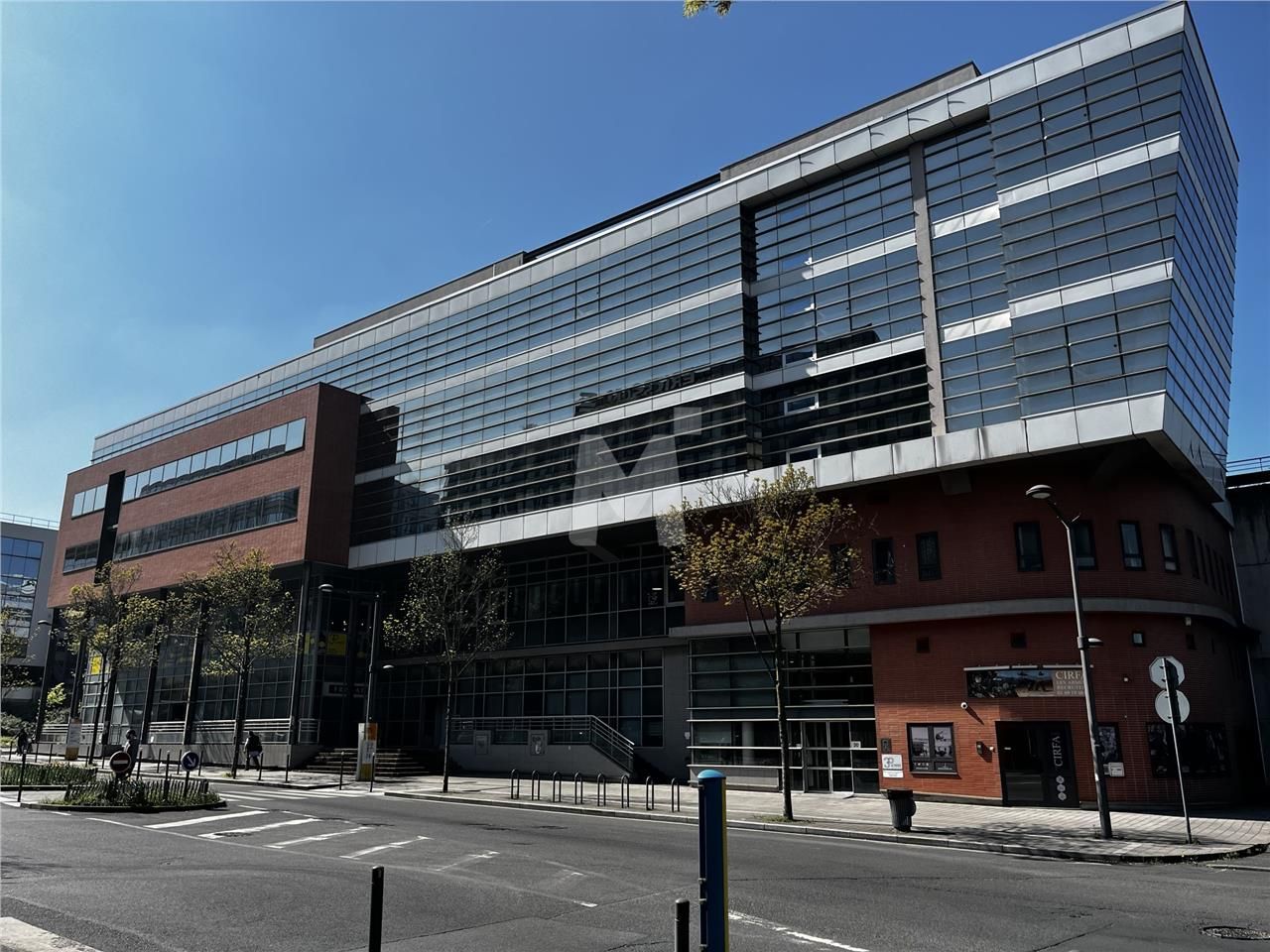 A moins de 500 m de la gare RER/TGV de Massy-Pala