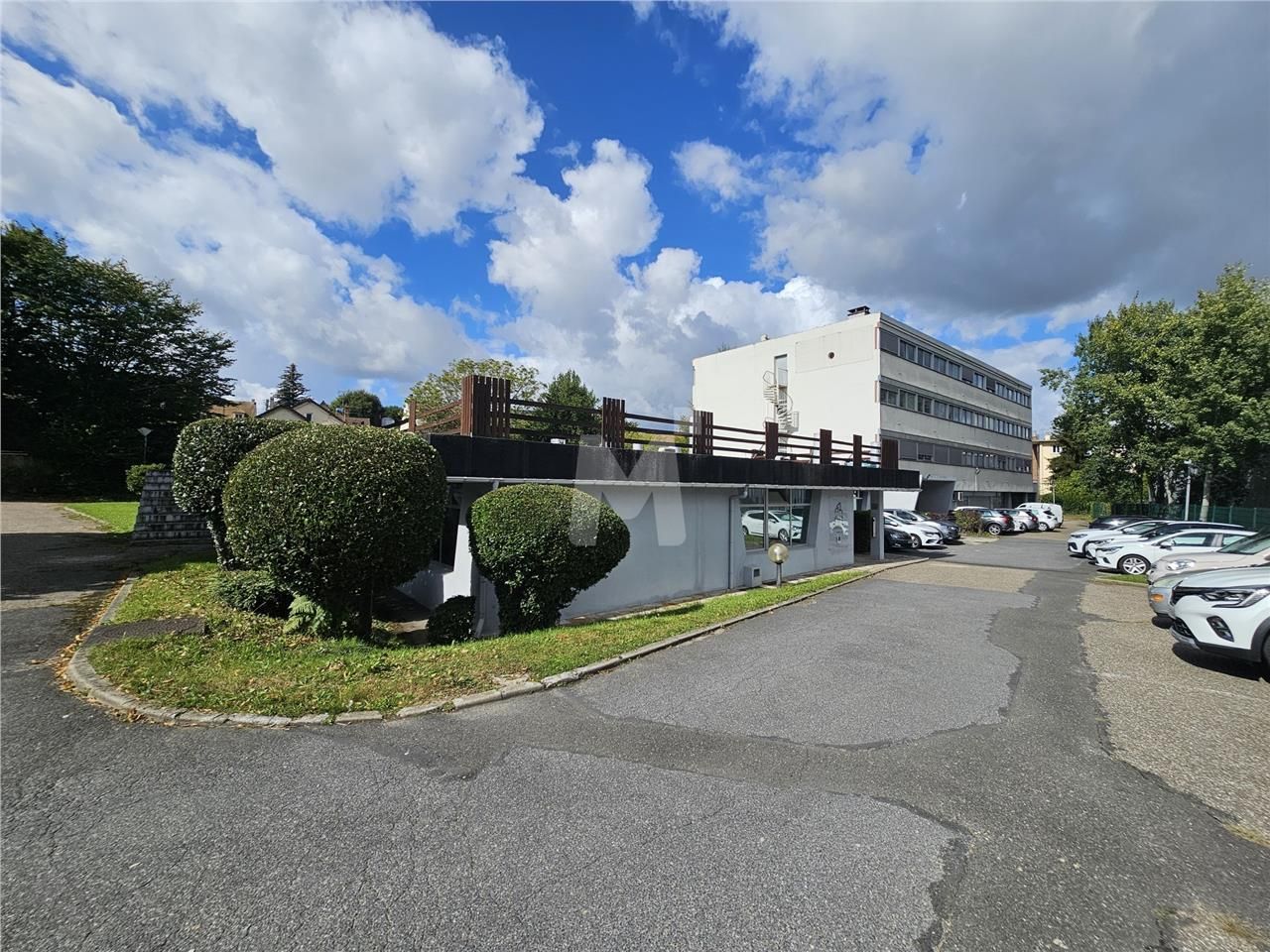 Dans un immeuble mixte, nous vous proposons des l