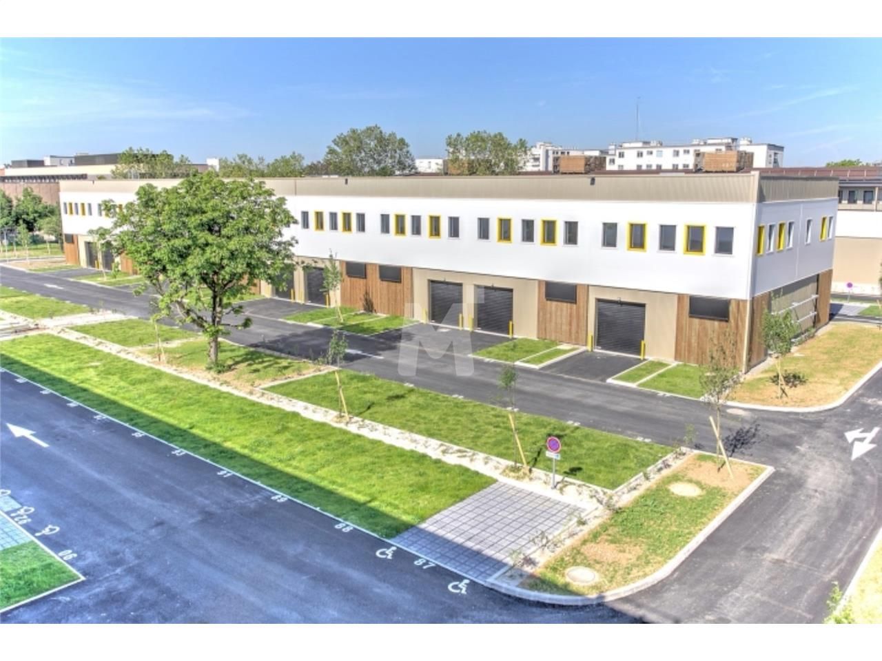 A proximité immédiate d'une desserte routière de 