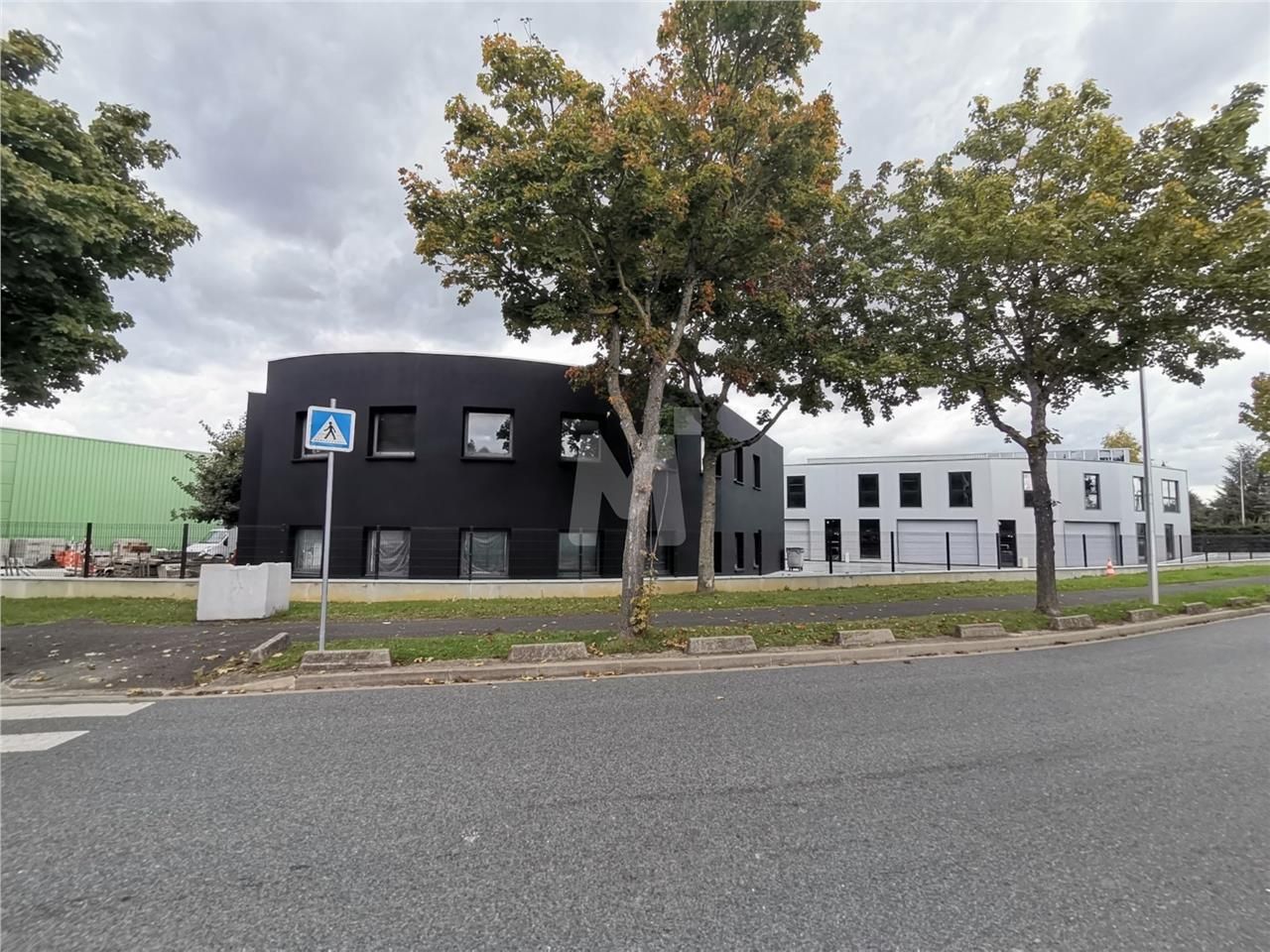 Aisément accessible depuis l'autoroute A6, nous v