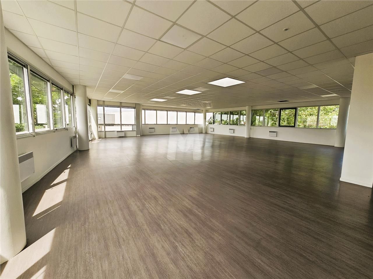 A proximité de la Francilienne, au sein d'un ense