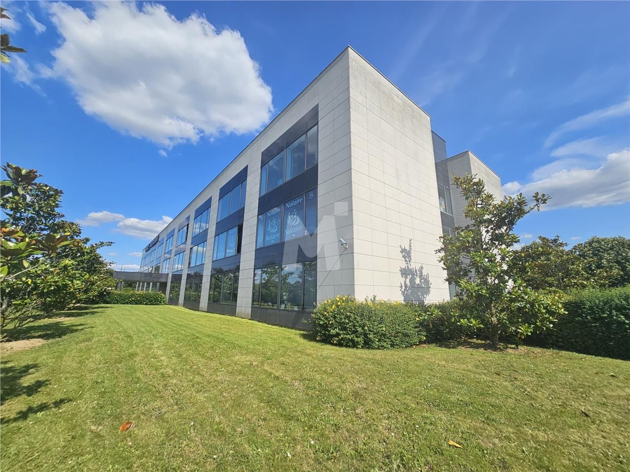 A proximité immédiate du centre commercial Westfi