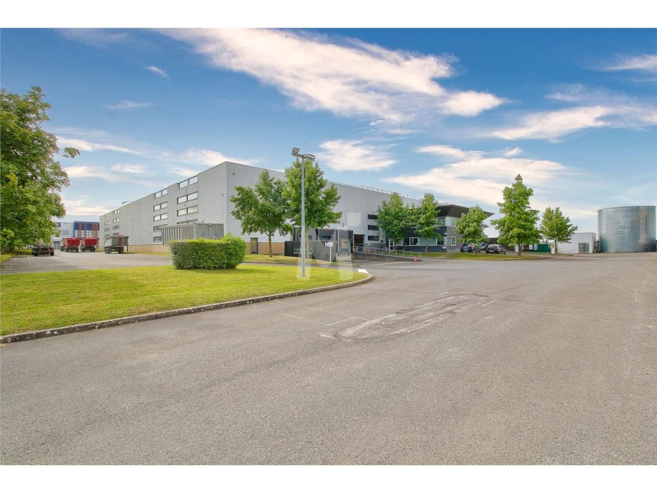 A proximité de la Francilienne (N104), nous vous 