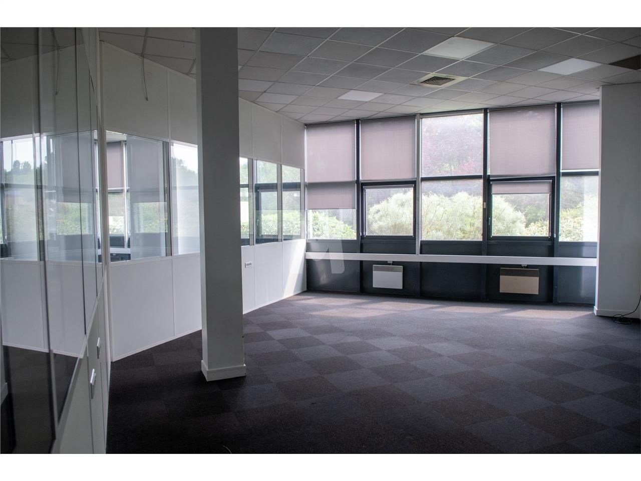 Sur un foncier de 4 737 m² clos par portail élect