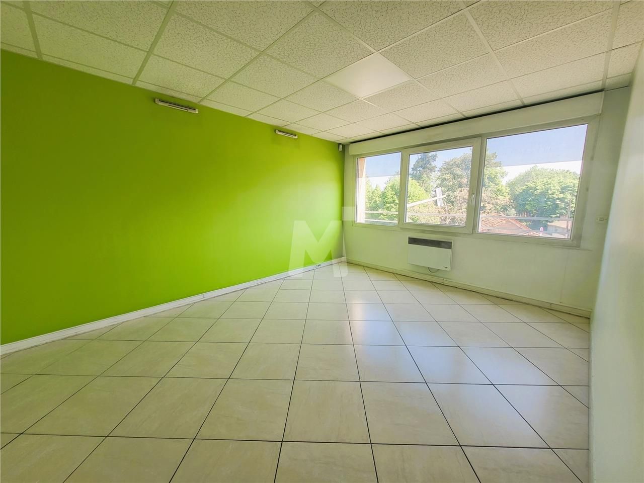 En bordure de Nationale 7, nous vous proposons à 